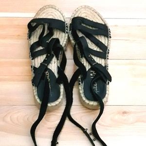BLACK LEATHER STRAPS SANDALS